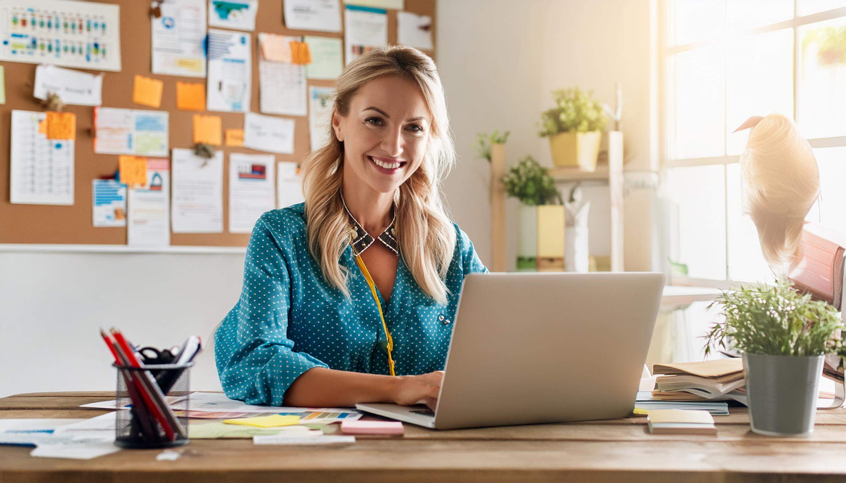 kobieta bloguje zakładanie bloga